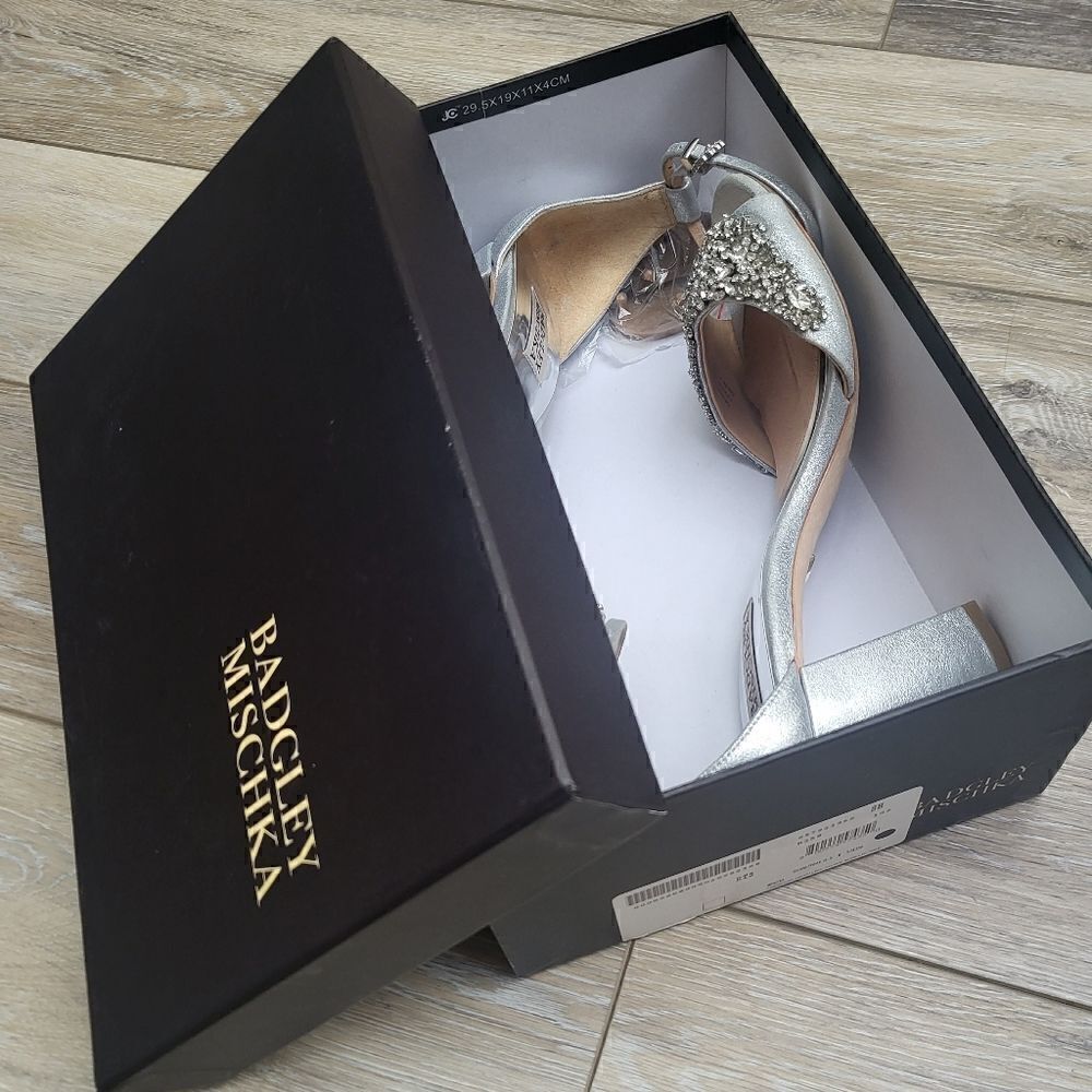 Badgley Mischka wedding shoes silver with gems 💎 ✨️ gorgeous 3.25" heel
